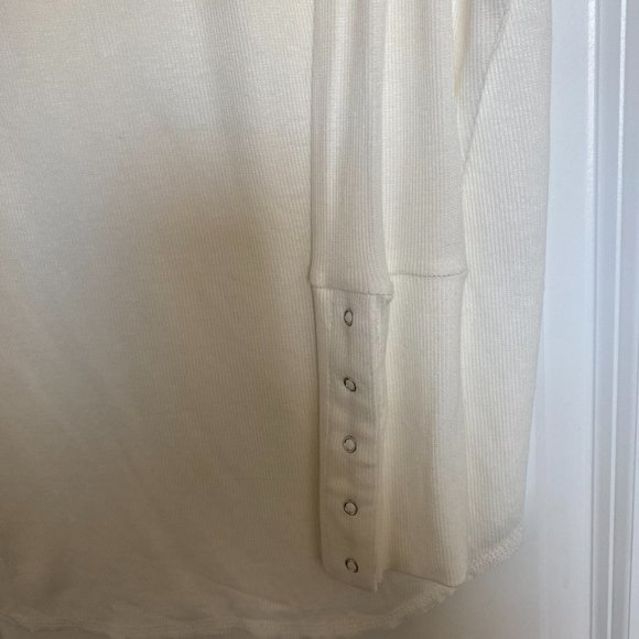 Evereve white waffle knit with buttons on sleeve - Picture 3 of 3